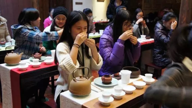 品茗，尝“和美雅静”的韵味 ——记淑女学堂茶文化实践课程