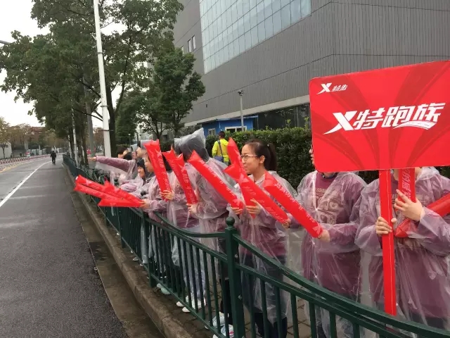 雨中上马，跑出风采———记上海市马拉松志愿服务活动