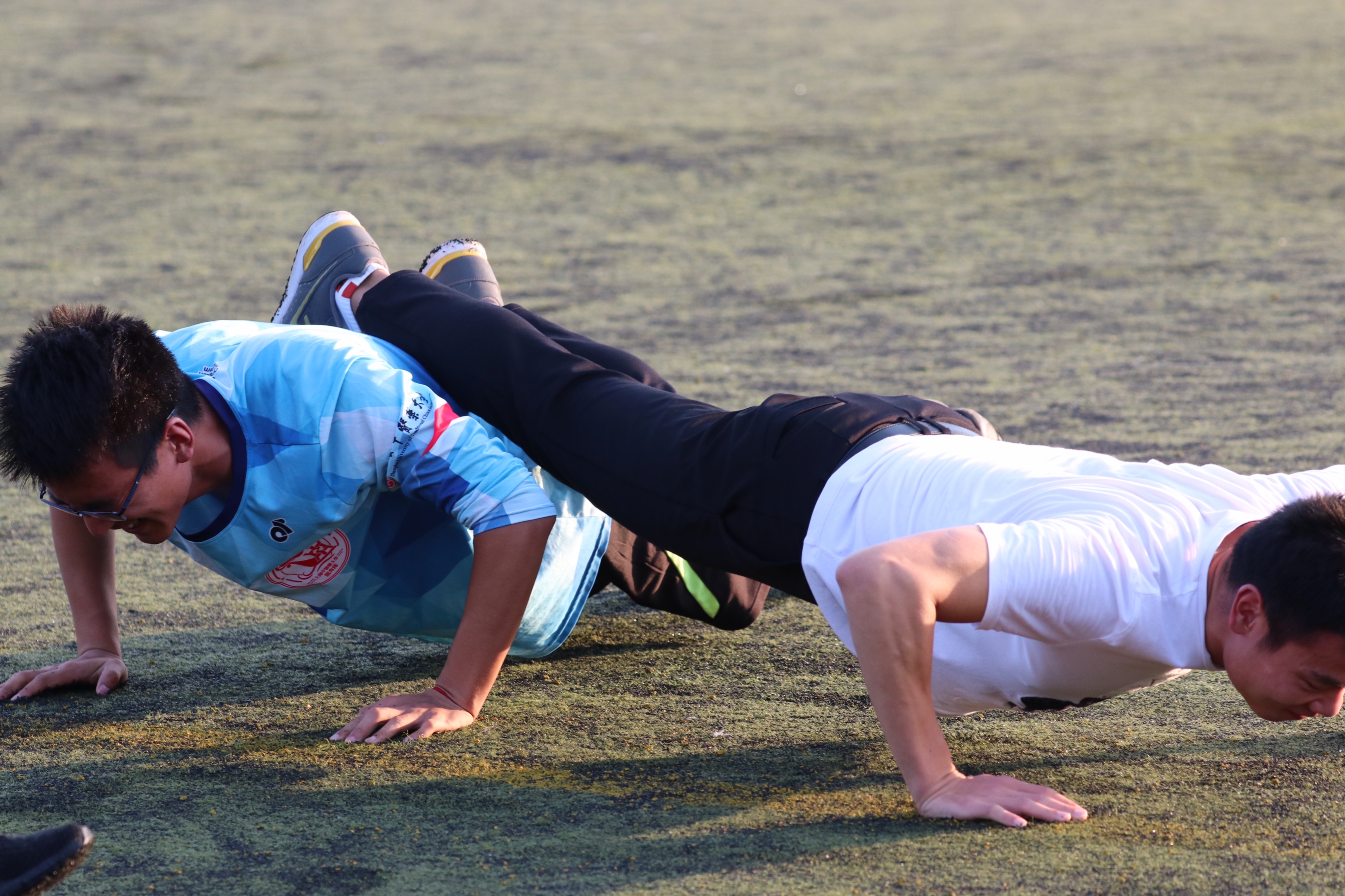 乘风破浪会诸雄,纵跃劈波立当先!上中医龙舟队,加油!